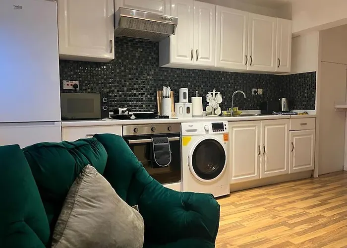 Beautiful 3-Bedroom Apartment In Central B\'Ham